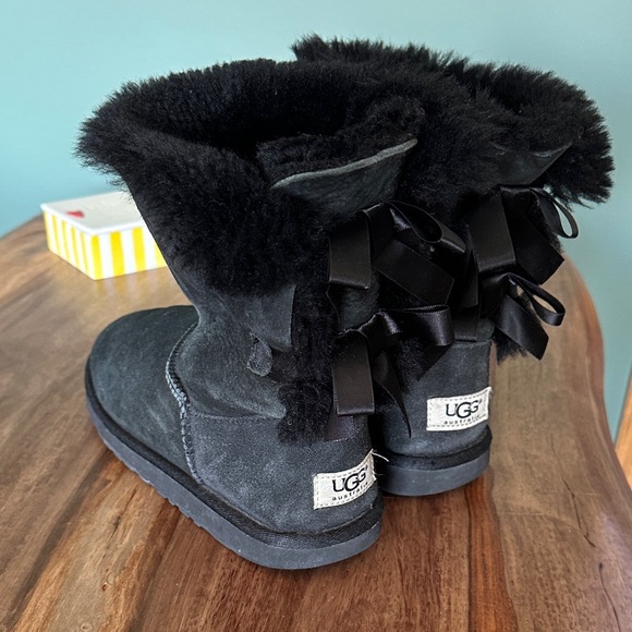 UGG Bailey Bow II Black Boots with Shearling and Bows SIZE 6 good condition - Picture 1 of 9